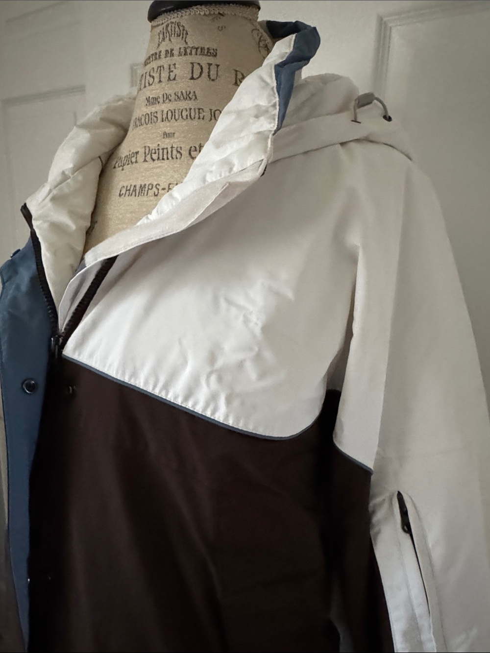 Women's Three-Tone Hooded winter Ski Jacket - White, Brown & Blue. Size 2X